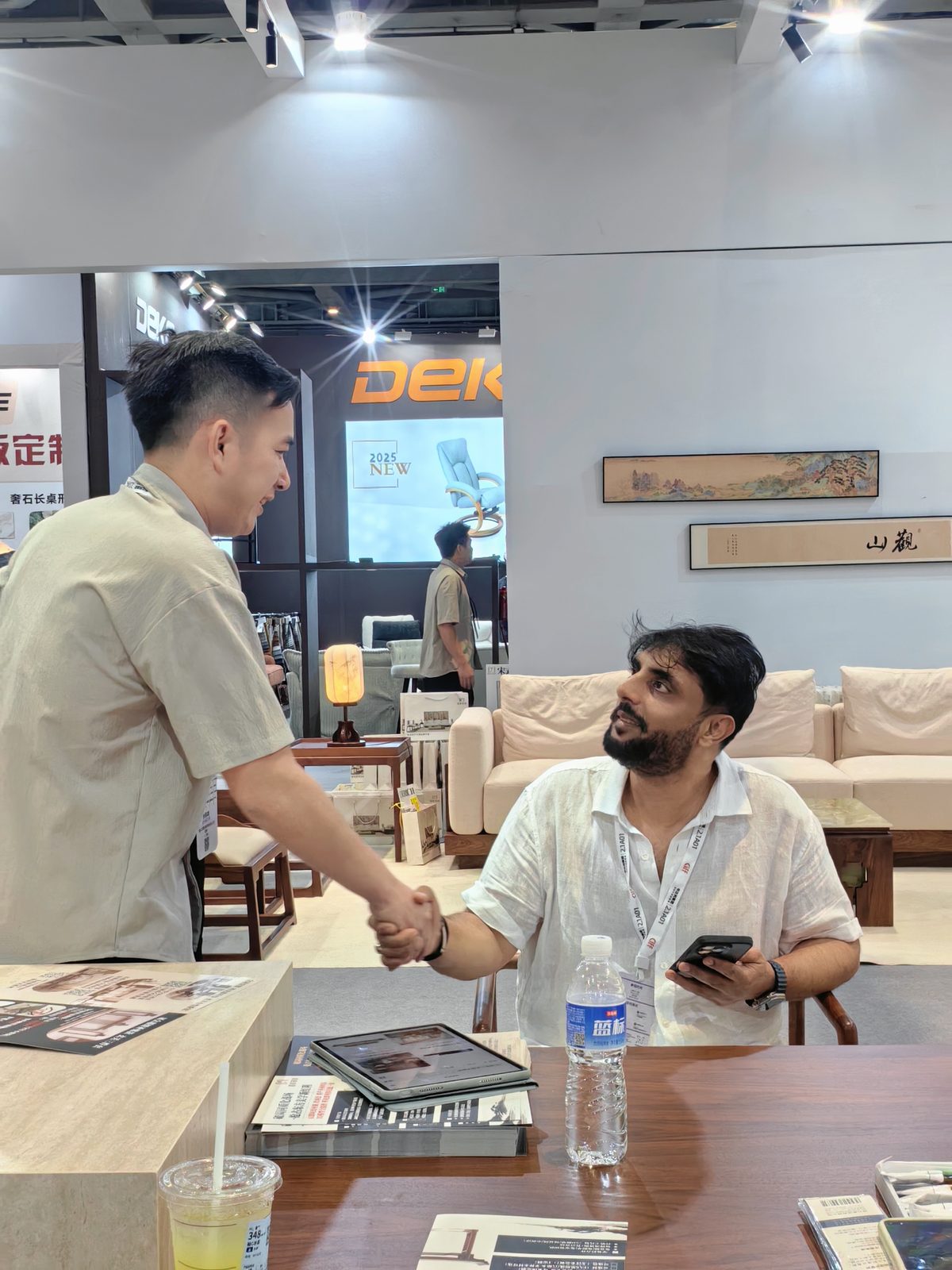 与国际买家握手洽谈