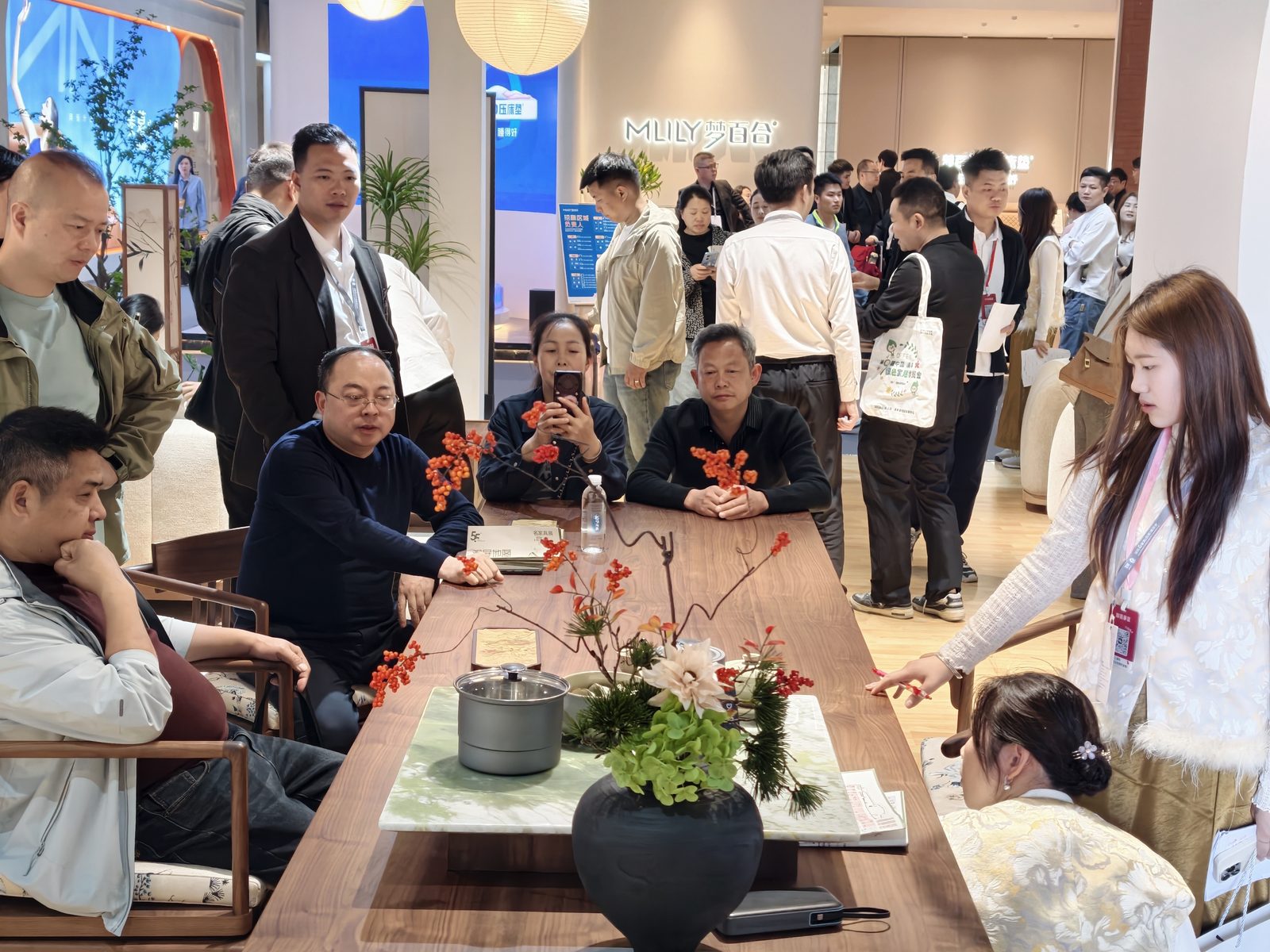 展位现场洽谈