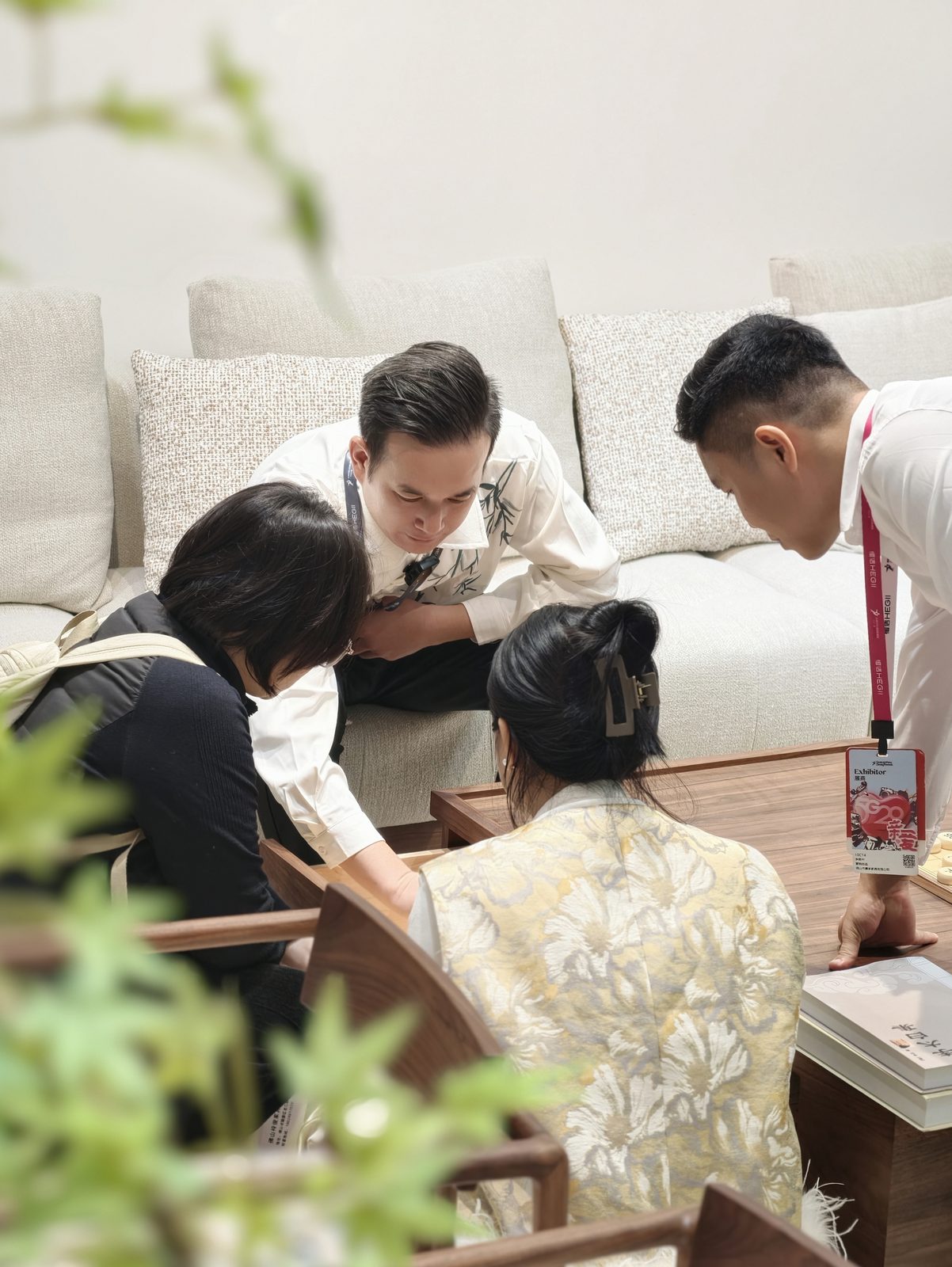 设计师驻足交流